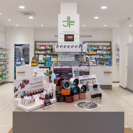 interno della nuova farmacia jublin a ferrara